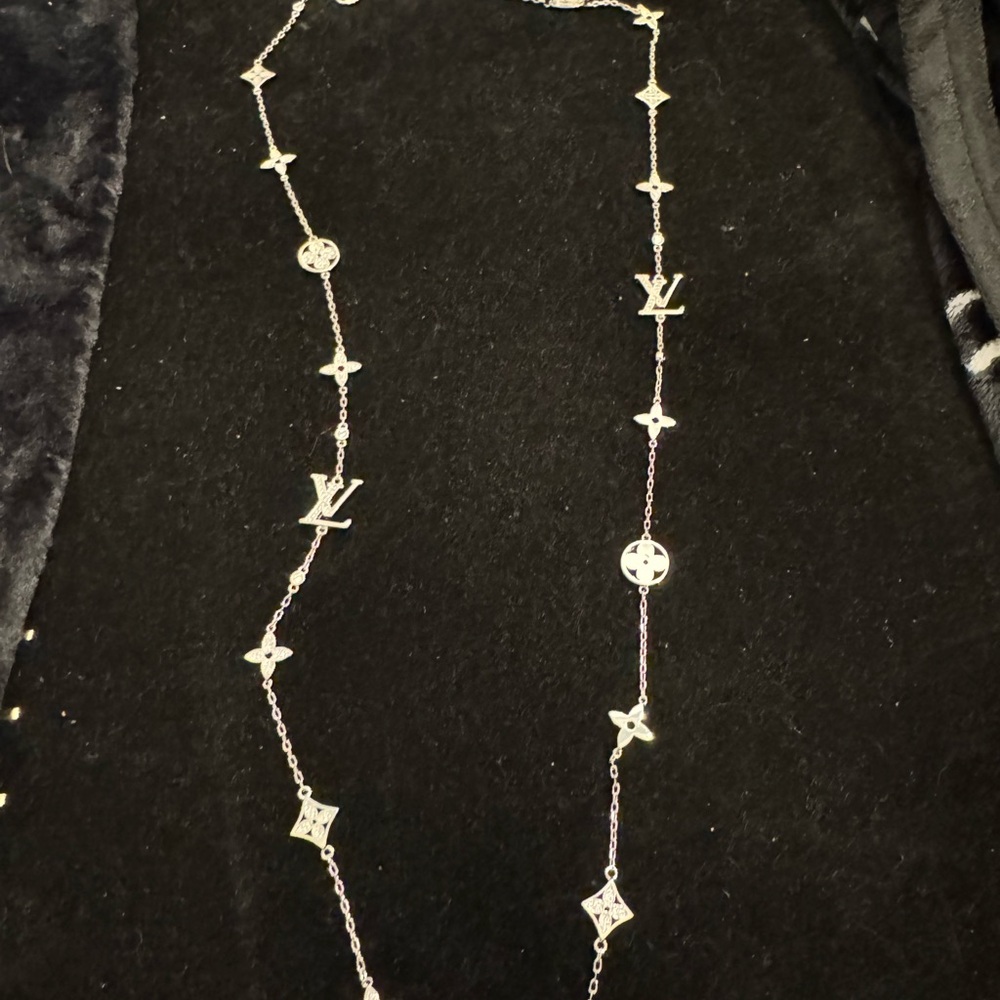 Louis Vuitton Etched Silver Monogram Crystal M6 1084 LE1124 Necklace - Picture 6 of 8